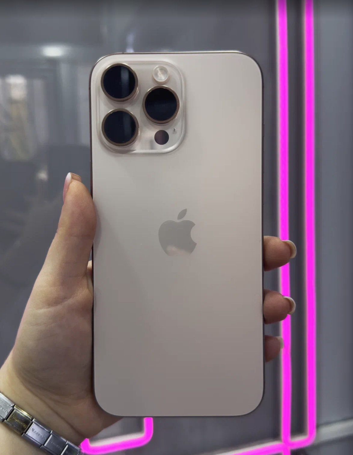 iPhone 16 Pro Max 512Gb Desert Titanium (1 sim + eSIM / 97%) - Б/У . . .