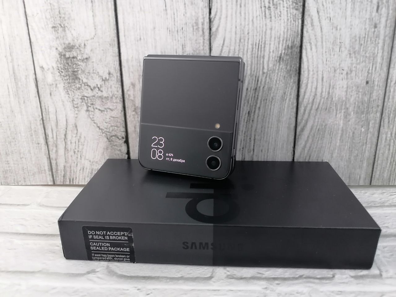 Samsung Z Flip4 5G 8/512 Graphite - БУ засвет на изгибе Samsung Z Flip4 5G 8/512 Graphite - БУ засвет на изгибе