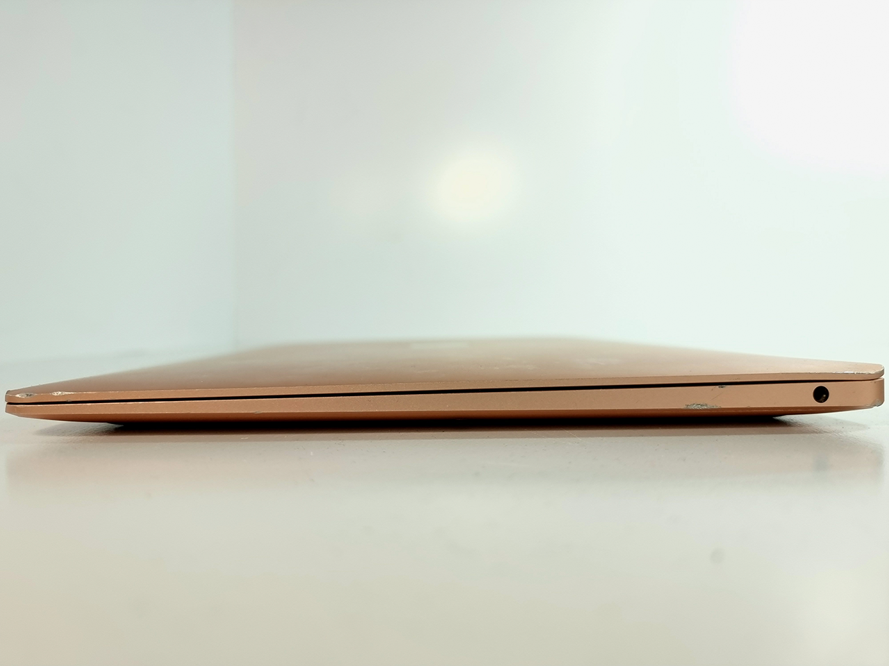 MacBook Air 13" Gold MWTL2RU/A (Mid 2020) Dual Core i3 1,1 GHz/8Gb/256Gb SSD/Touch ID  (без коробки / 52 цикла / полосы на дисплее) - Б/У